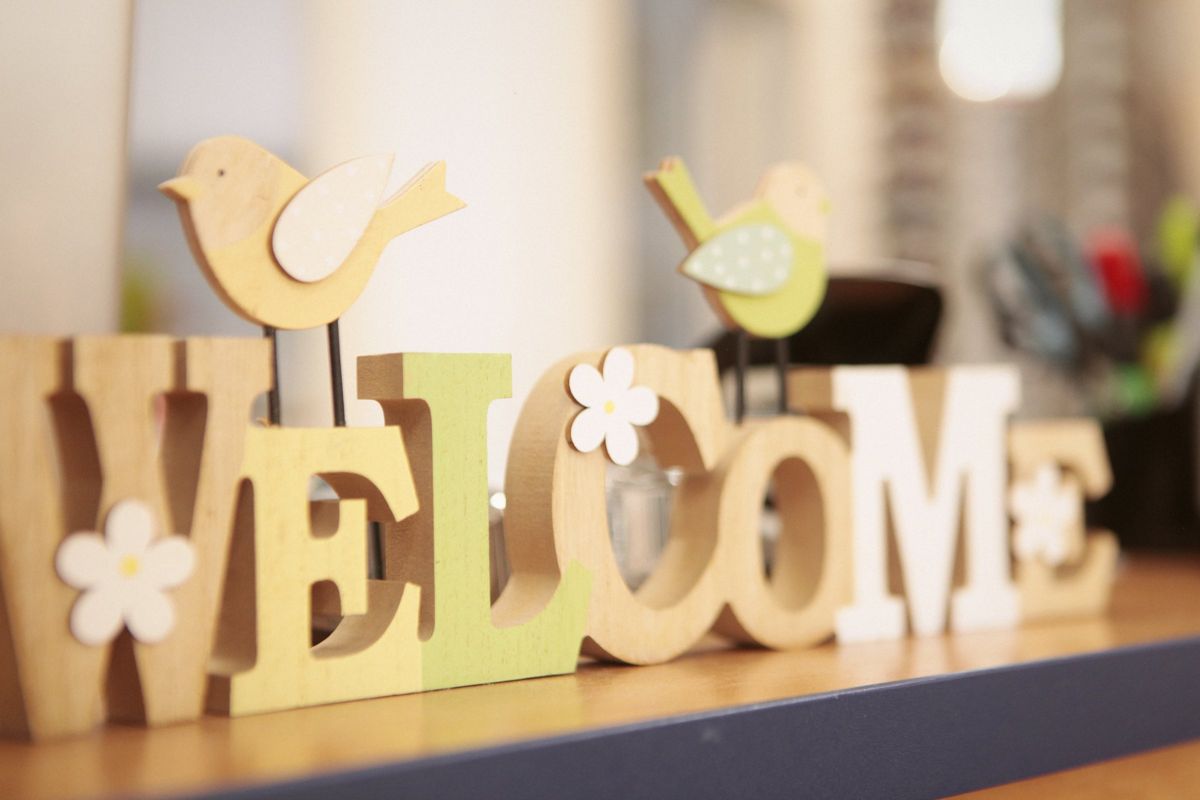 Holzbuchstaben WELCOME im Geschäft von Böhnke Optik.
